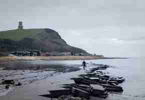 Foto gratuita hombre en la costa de purbeck heritage en swanage, reino unido