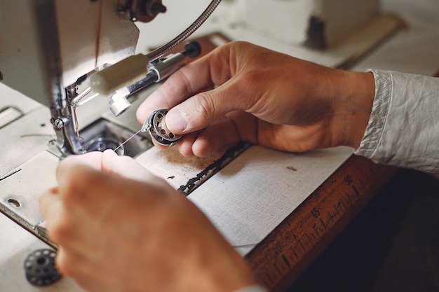 Foto gratuita el hombre crea artículos de cuero.