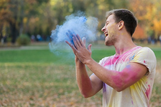 Hombre creando polvo de colores para el festival holi