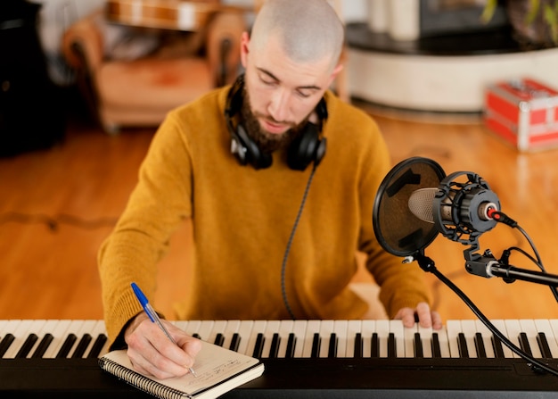 Foto gratuita hombre creativo practicando una canción en casa