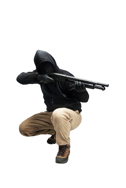 Hombre criminal en máscara oculta apuntando con la escopeta aislado sobre fondo blanco.