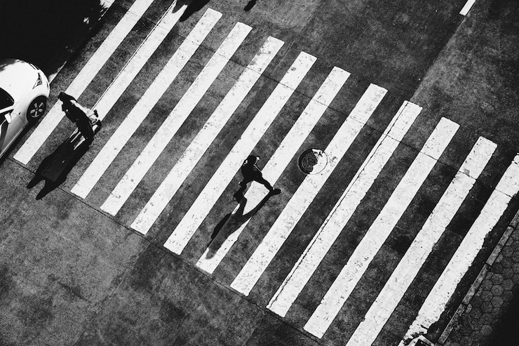 Foto gratuito hombre cruzando la calle
