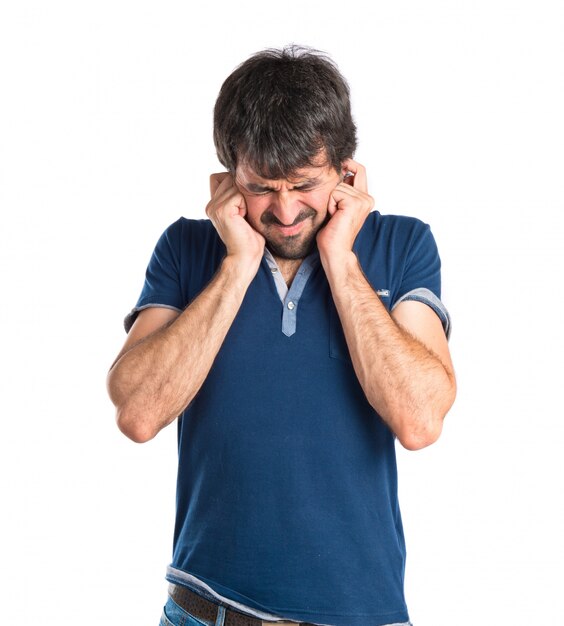 Hombre cubriendo sus oídos sobre fondo blanco