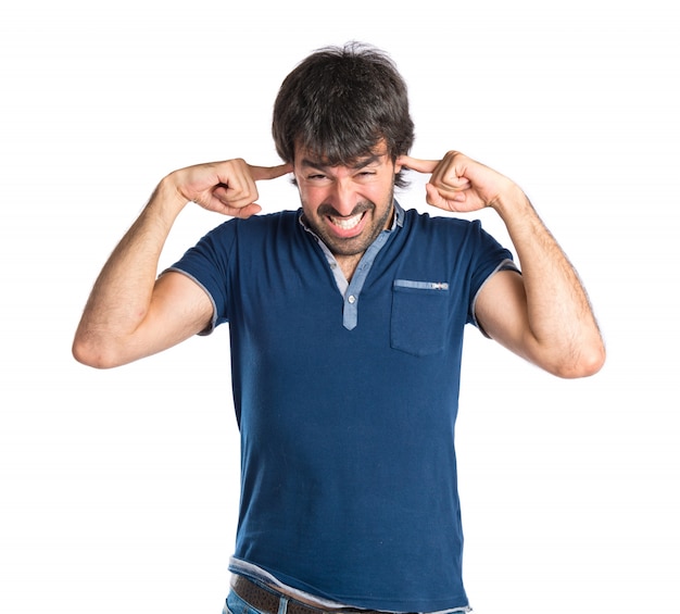 Hombre cubriendo sus oídos sobre fondo blanco