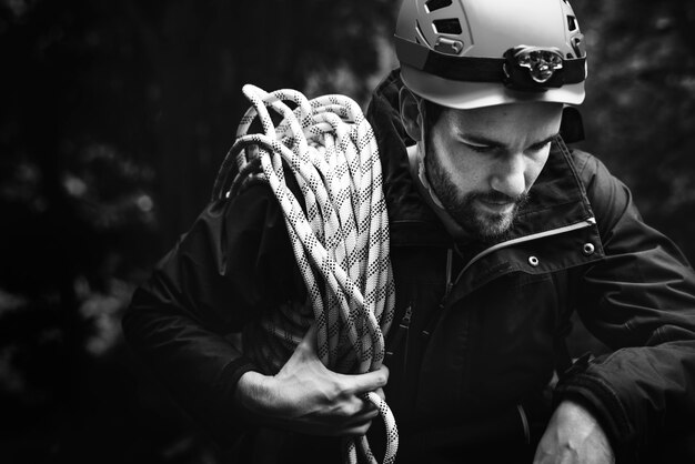 Hombre con cuerda de escalada