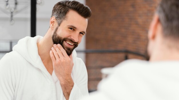 Hombre cuidando bien su rostro en casa