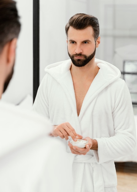 Foto gratuita hombre cuidando bien su rostro en casa