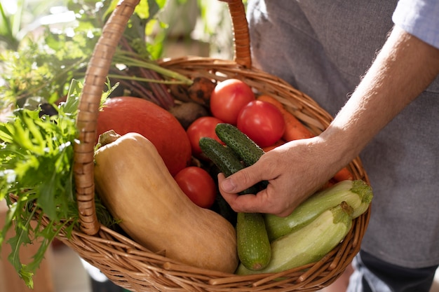 Hombre cultivando verduras en su jardín interior