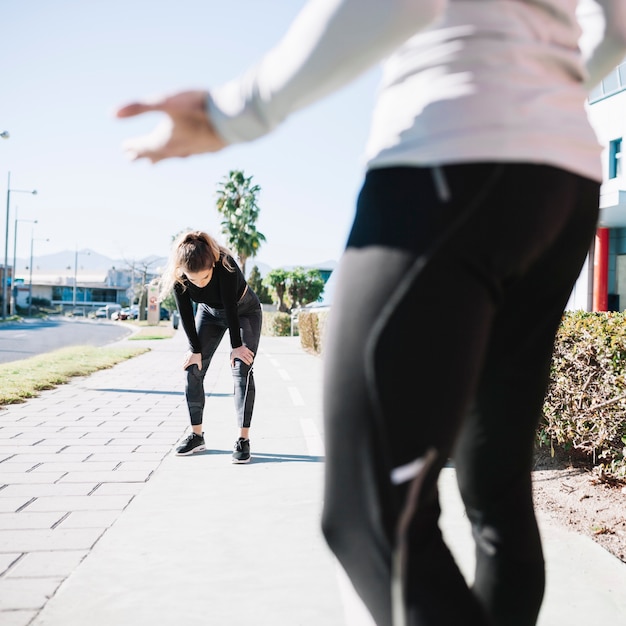 Foto gratuita hombre de cultivo esperando mujer en entrenamiento