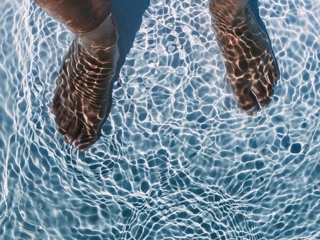 Hombre de cultivo en piscina clara