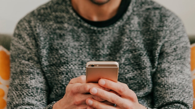 Hombre de cultivo usando teléfono inteligente