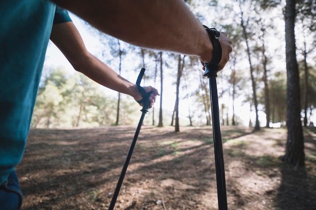 Hombre de cultivos caminando en el bosque