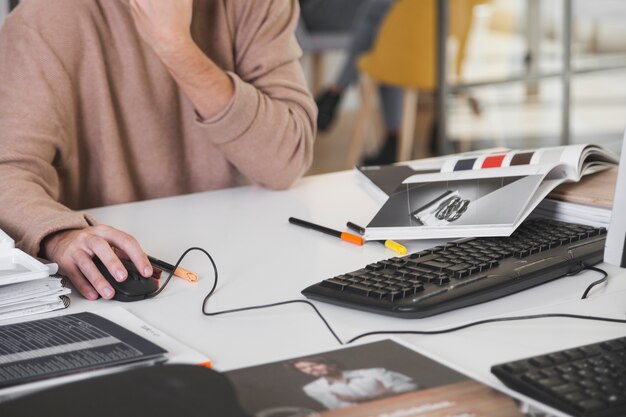 Hombre de cultivos en la computadora