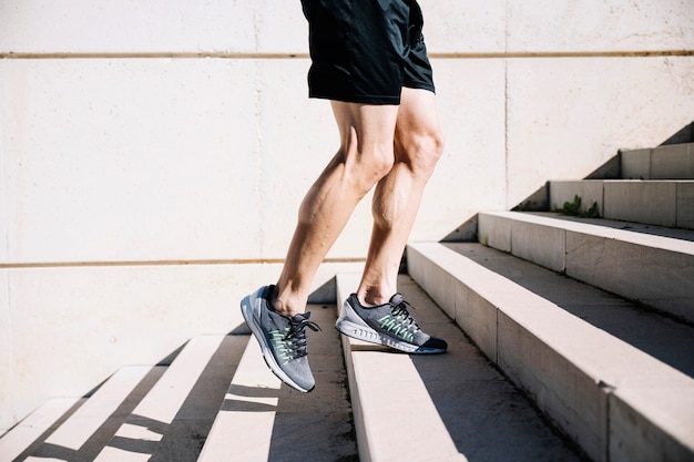 Hombre de cultivos con entrenamiento de escalera