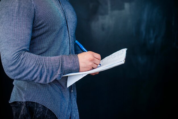 Hombre de cultivos haciendo notas