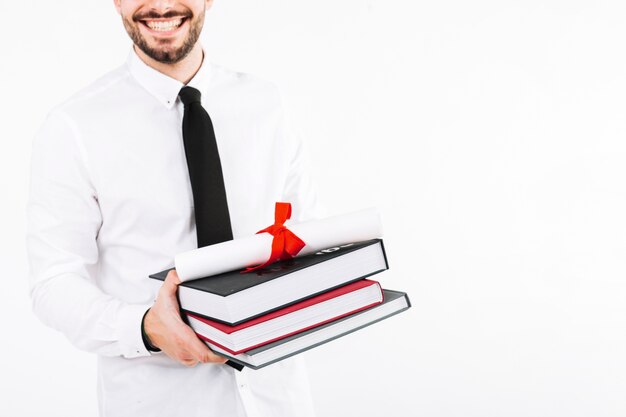 Hombre de cultivos con libros y diploma