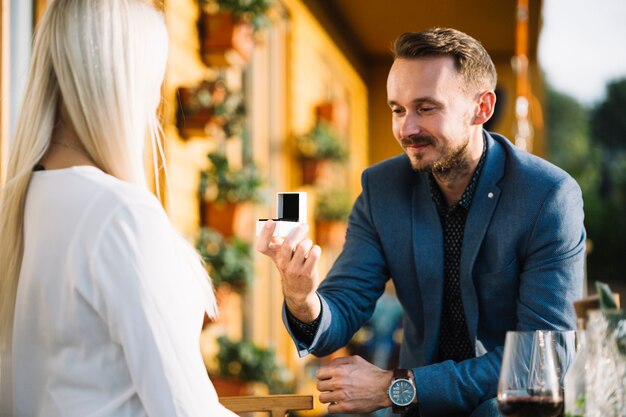 Hombre dando anillo de compromiso a su novia