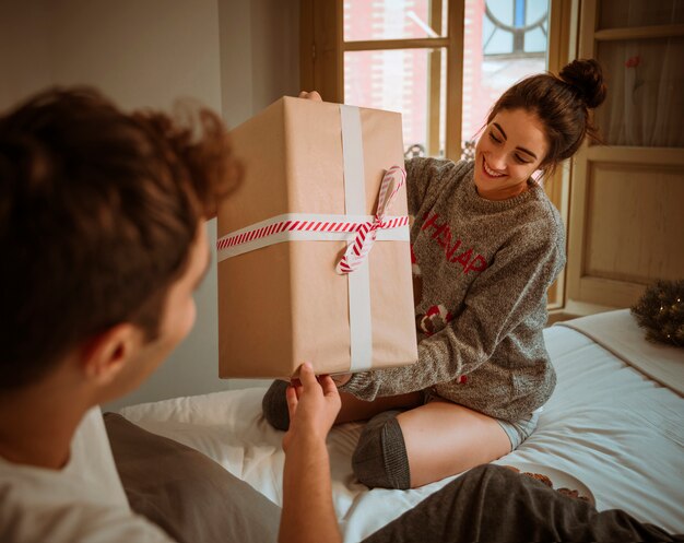 Hombre dando caja de regalo a mujer