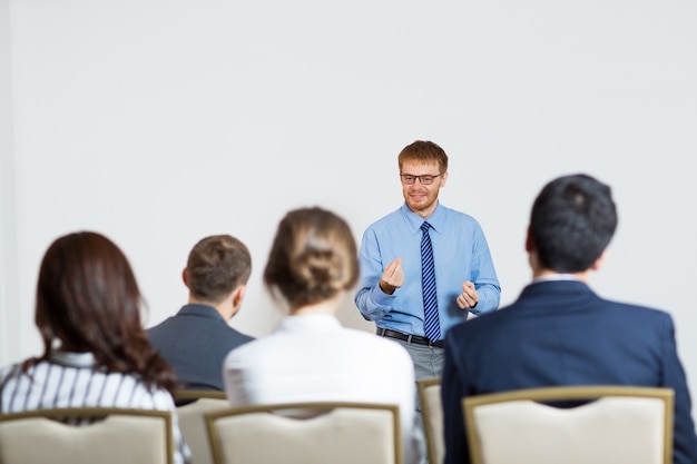 Foto gratuita hombre dando una conferencia a un público