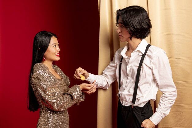 Hombre dando galleta de la fortuna a la mujer para el año nuevo chino