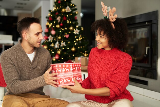 Hombre dando el gran regalo de Navidad