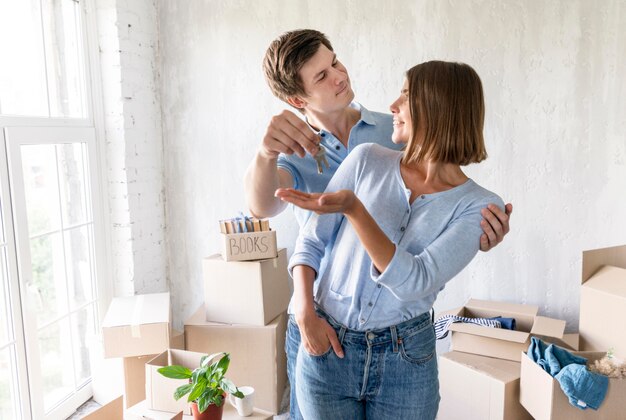 Hombre dando a pareja las llaves de su nuevo hogar