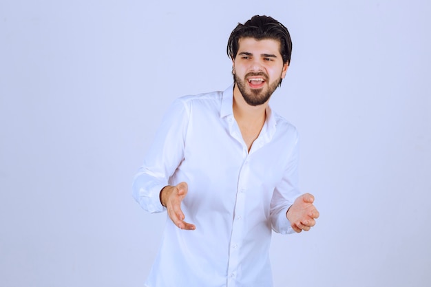 Hombre dando poses sonrientes y alegres.