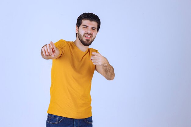 Hombre dando poses sonrientes y alegres.