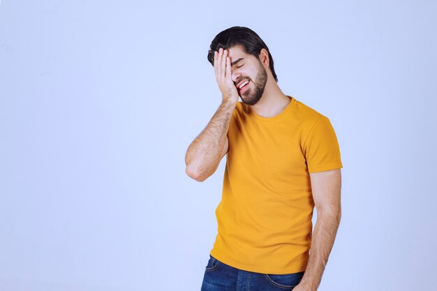 Hombre dando poses sonrientes y alegres.