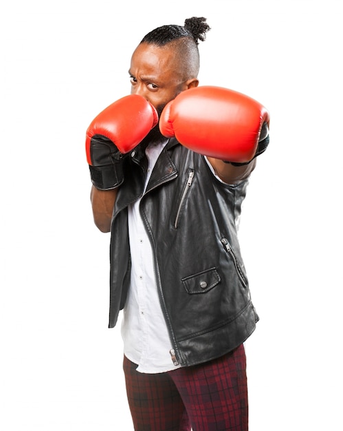 Hombre dando un puñetazo con guantes de boxeo rojos