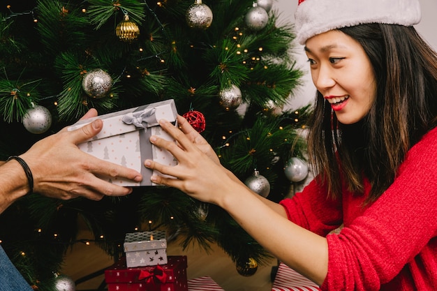 Hombre dando regalo a mujer