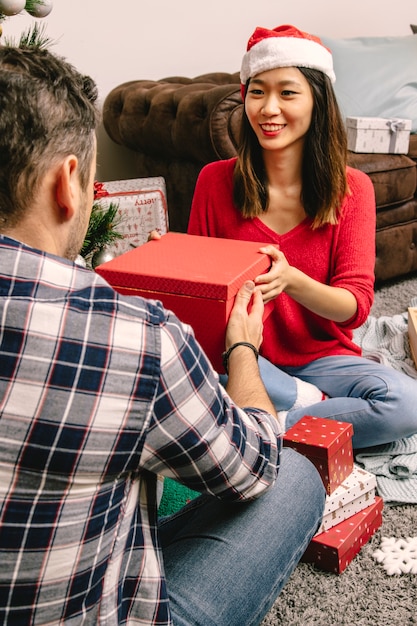 Foto gratuita hombre dando regalo a novia