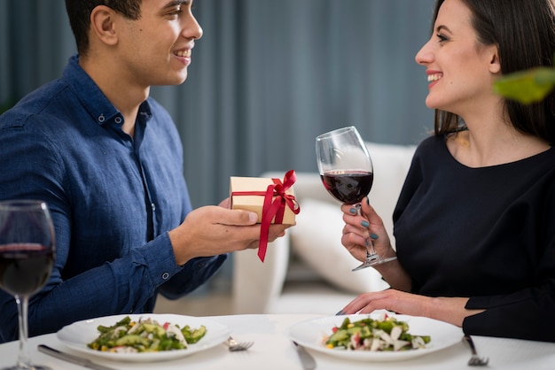 Hombre dando un regalo a su novia