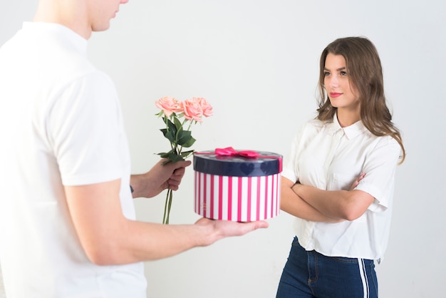 Hombre dando regalos a mujer insatisfecha