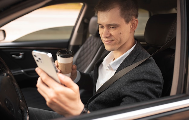 Foto gratuita hombre dando servicios de taxi a través de una aplicación