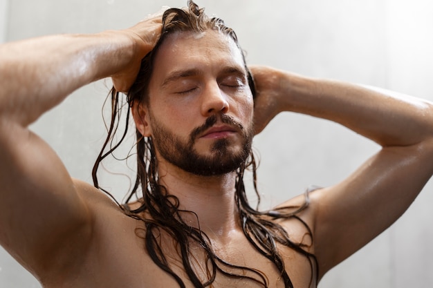 Foto gratuita hombre dándose un masaje en el cuero cabelludo