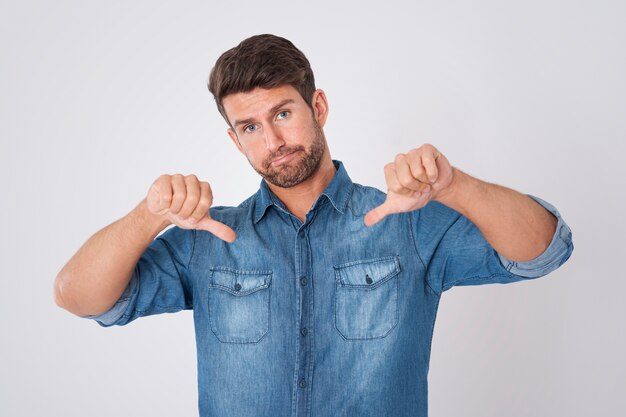 hombre decepcionado con una camisa de mezclilla