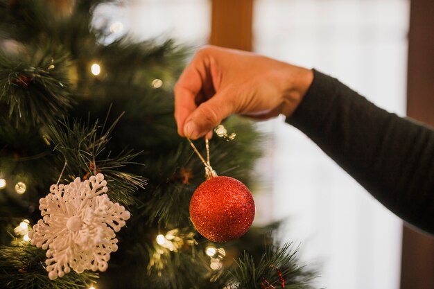 Hombre decorando el árbol de navidad