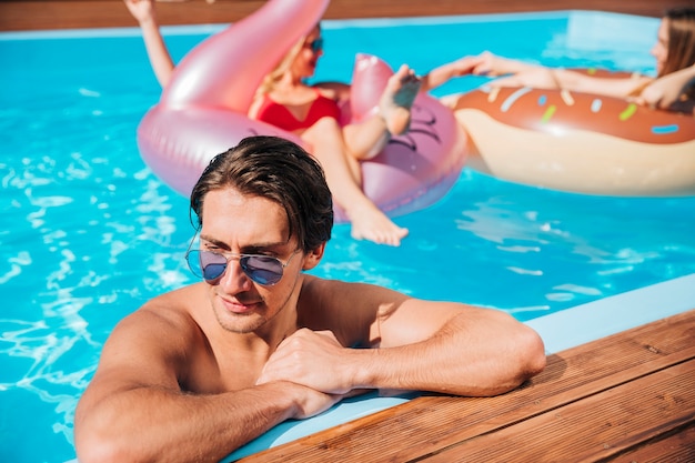 Hombre dejado solo en piscina.