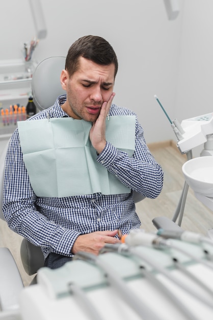 Foto gratuita hombre en el dentista