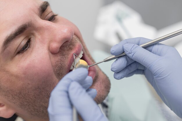 Hombre en el dentista