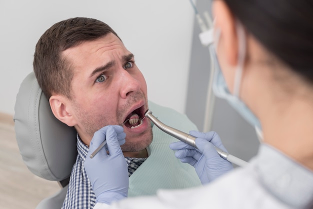 Hombre en el dentista