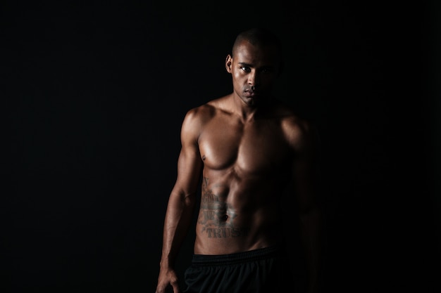 Hombre de deporte afroamericano semidesnudo