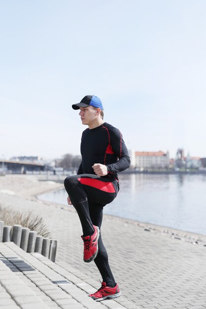 Hombre de deporte en calles al aire libre