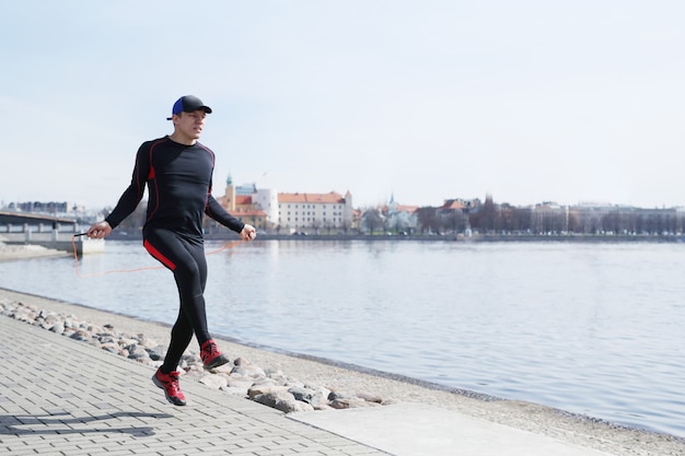 Hombre de deporte en calles al aire libre