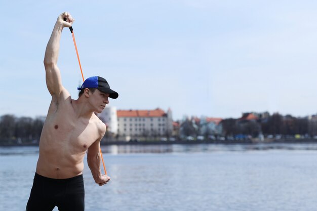 Hombre de deporte en calles al aire libre