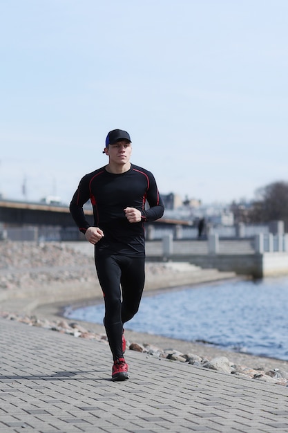 Foto gratuita hombre de deporte en calles al aire libre