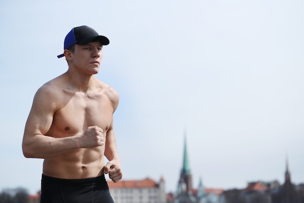 Hombre de deporte en calles al aire libre