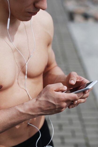 Hombre de deporte en calles al aire libre