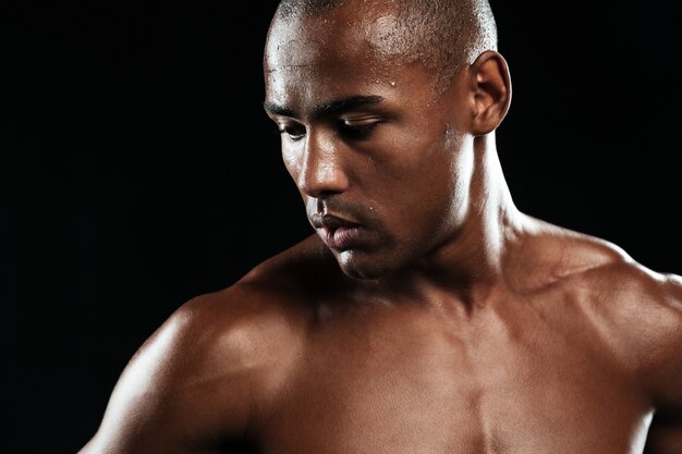 Hombre de deportes afroamericano descansando después del entrenamiento